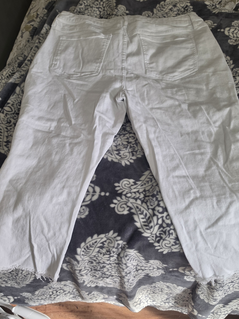 Terra & Sky White Cropped  Jeans with Raw hem  20w